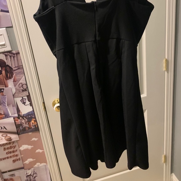 Black v-neck dress - Picture 4 of 4